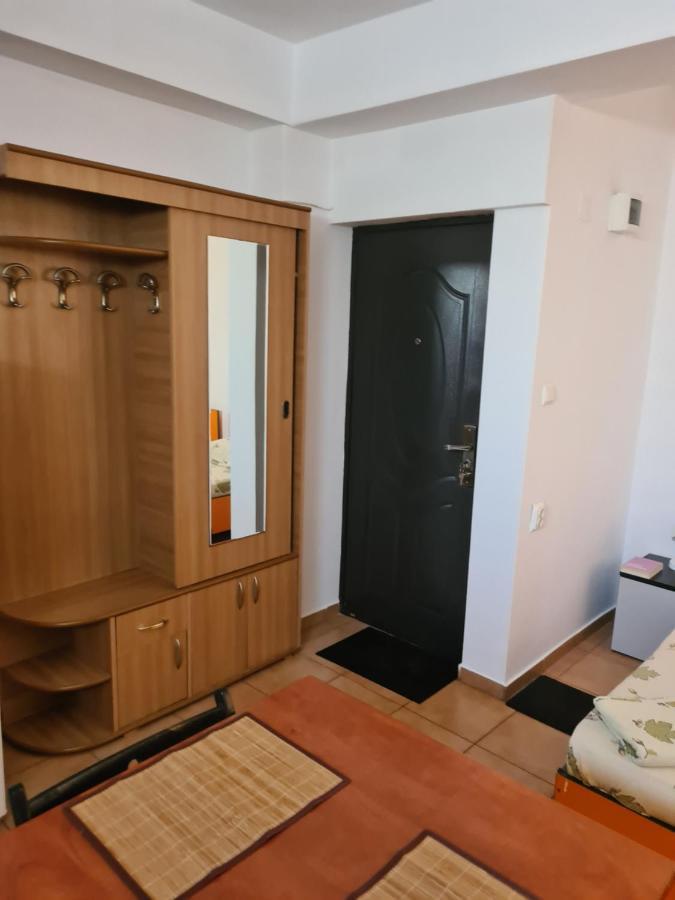 Ogadugu Gazde/Camere de închiriat